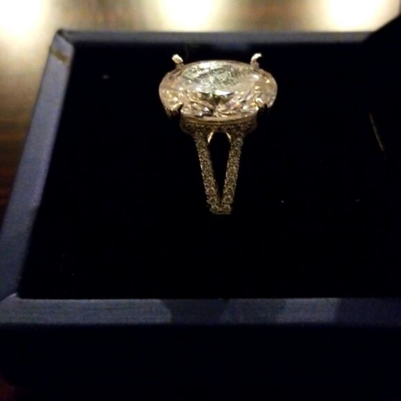 HOST PICK!!!🎉🎉🎉🏆🏆🏆🥂🥂🥂GORGEOUS 7 carat WHITE TOPAZ AND CRYSTALS!!! - Picture 3 of 3